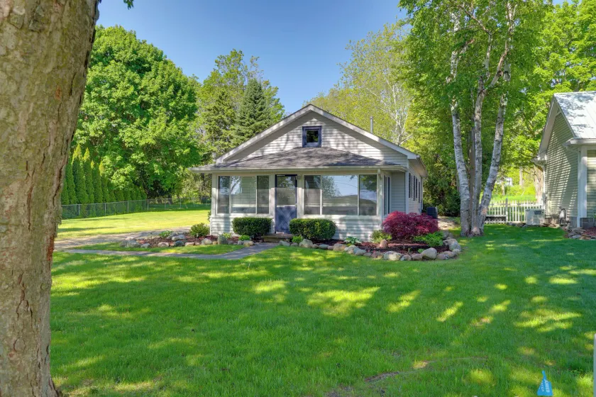 Cute Cottage Getaway; Walk to Lake and Town - Image 1
