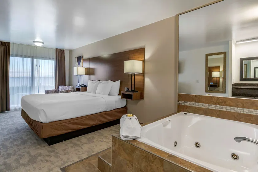 Best Western PLUS Lake Front Hotel - Image 1