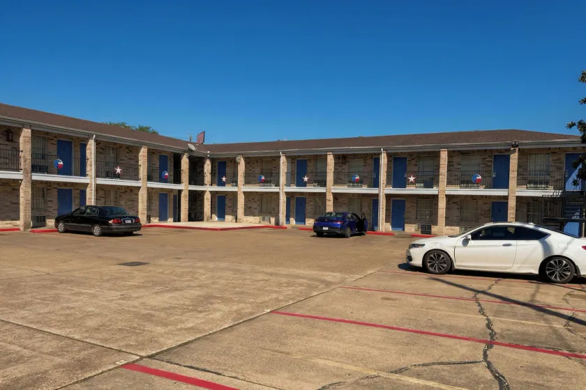 Golden Motel Near Houston Medical Center - Image 1