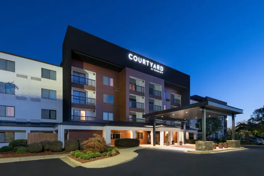Courtyard by Marriott Burlington - Image 1