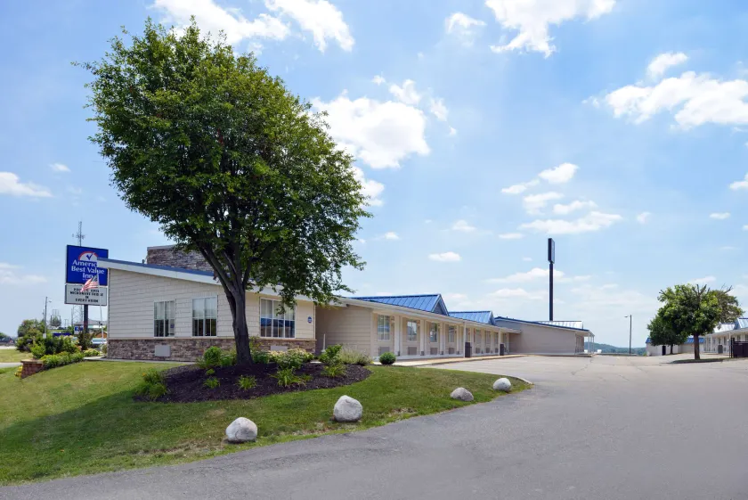 Americas Best Value Inn & Suites St Clairsville Wheeling - Image 1