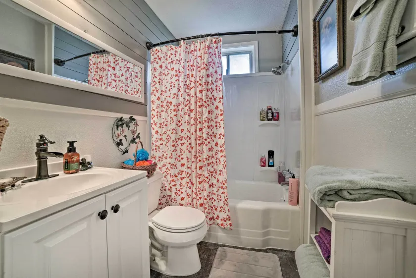 Coastal Escape w/ Yard, Walk 1 Mile to Texas A & M - Intérieur