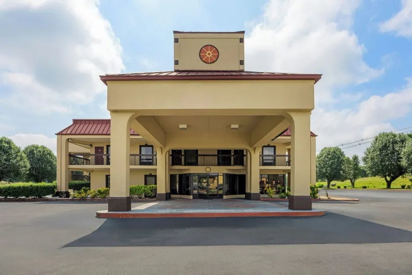 Red Roof Inn & Suites Clinton, TN - Image 1