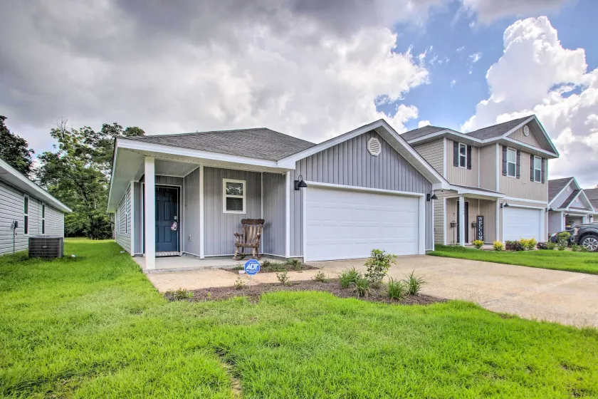 Musical Pensacola Home w/ Fire Pit + Grill! - Interni
