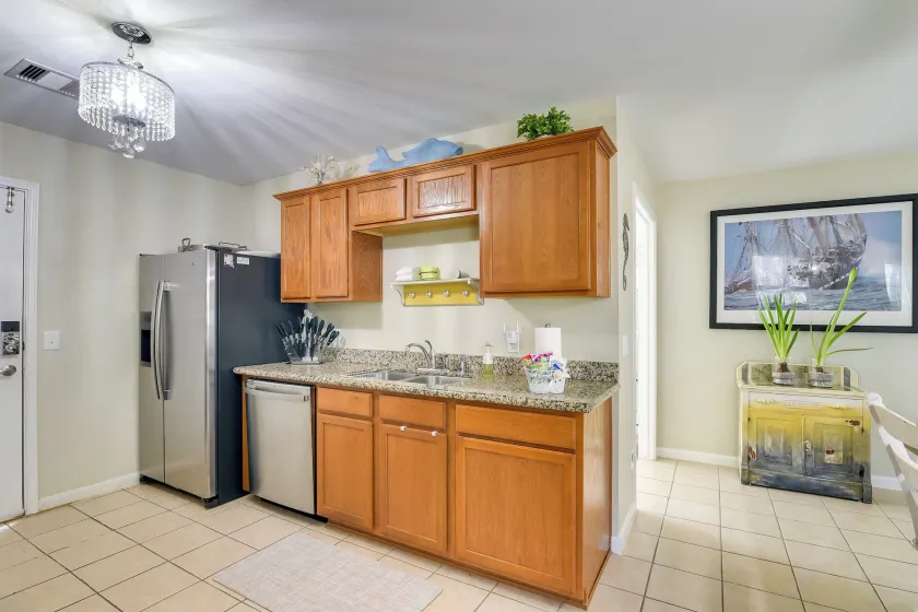 Galloping Seahorse Seabrook Home ~ 4 Mi to Nasa! - Interior