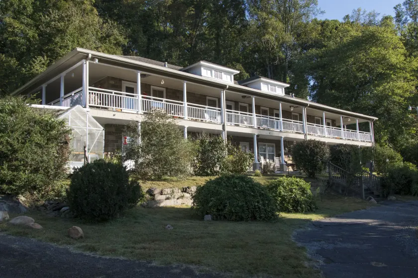 Calhoun House Inn & Suites - Image 1
