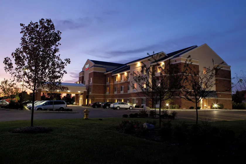 Fairfield Inn and Suites Flint Fenton - Image 1