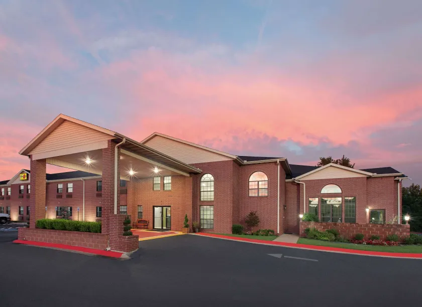 Super 8 by Wyndham Lowell/Bentonville/Rogers Area - Image 1