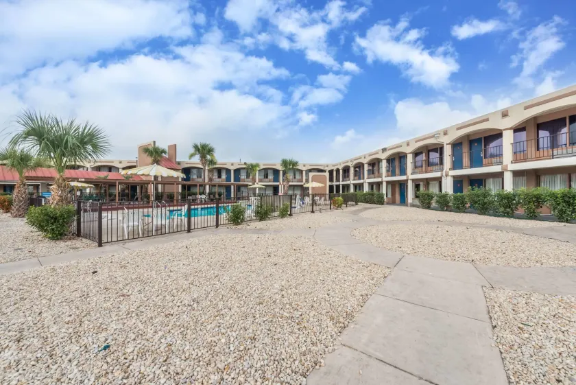 Days Inn by Wyndham San Antonio Splashtown/ATT Center - Image 1