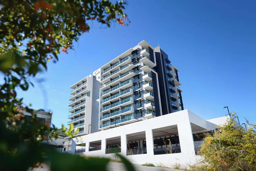 Oaks Gladstone Grand Hotel - Image 1