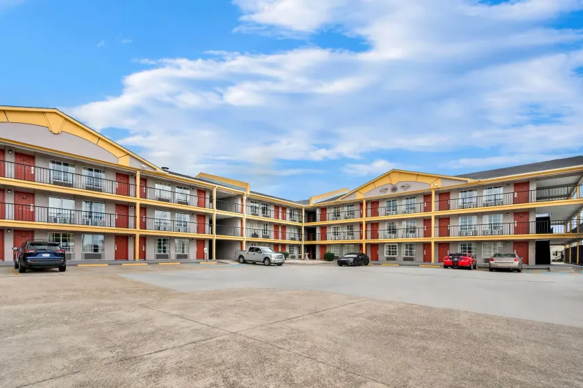 Super 8 by Wyndham Metairie - Image 1