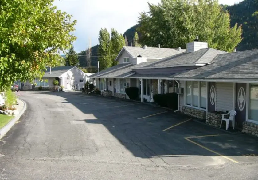 Trail Motel & RV Park - Image 1