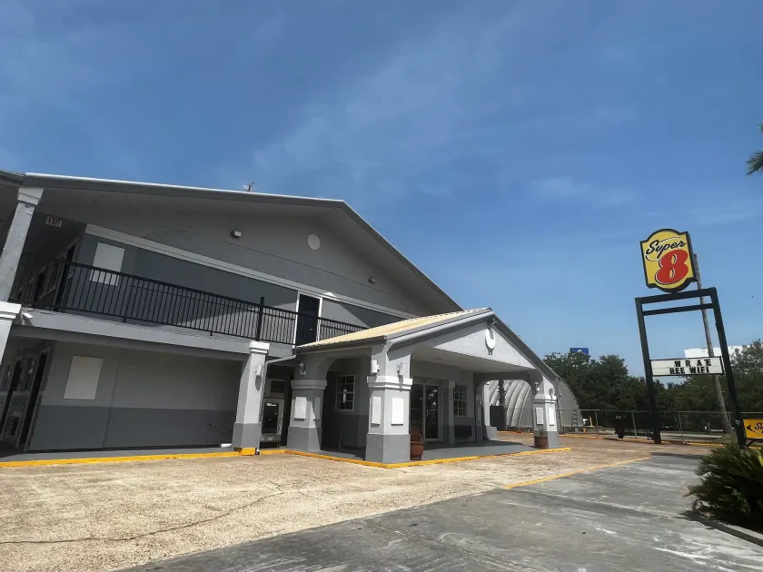 Super 8 by Wyndham La Marque TX/Texas City Area - Image 1