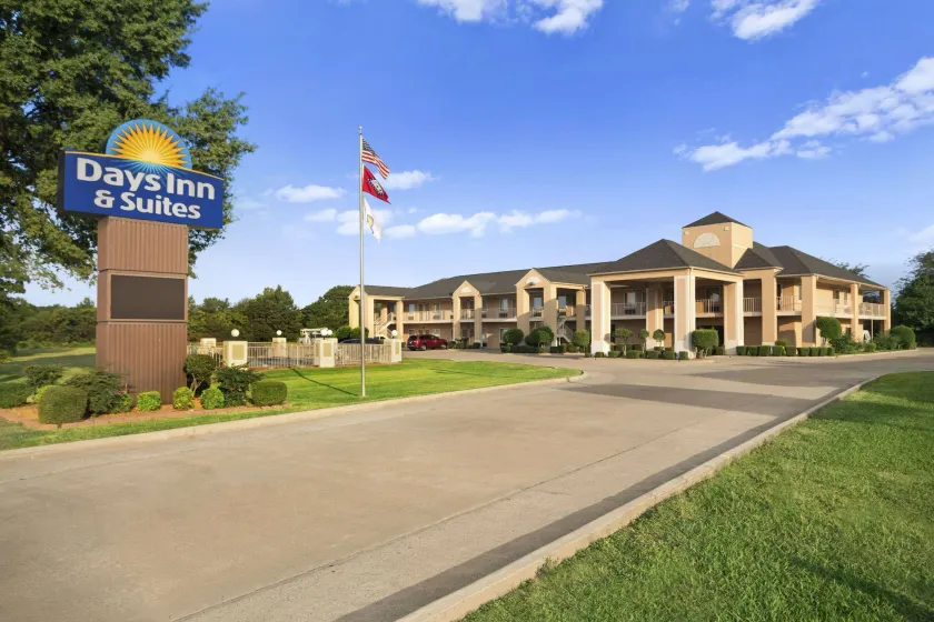 Days Inn & Suites by Wyndham Stuttgart - Image 1