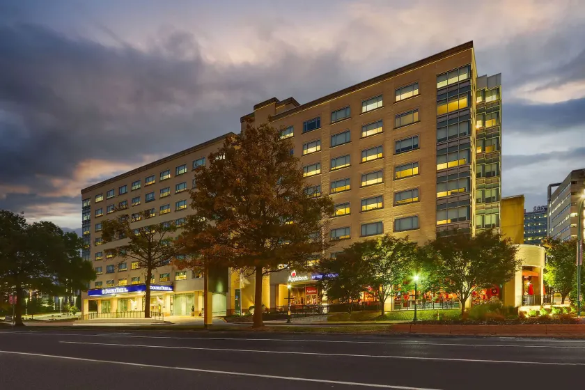 DoubleTree by Hilton St. Louis Forest Park - Image 1