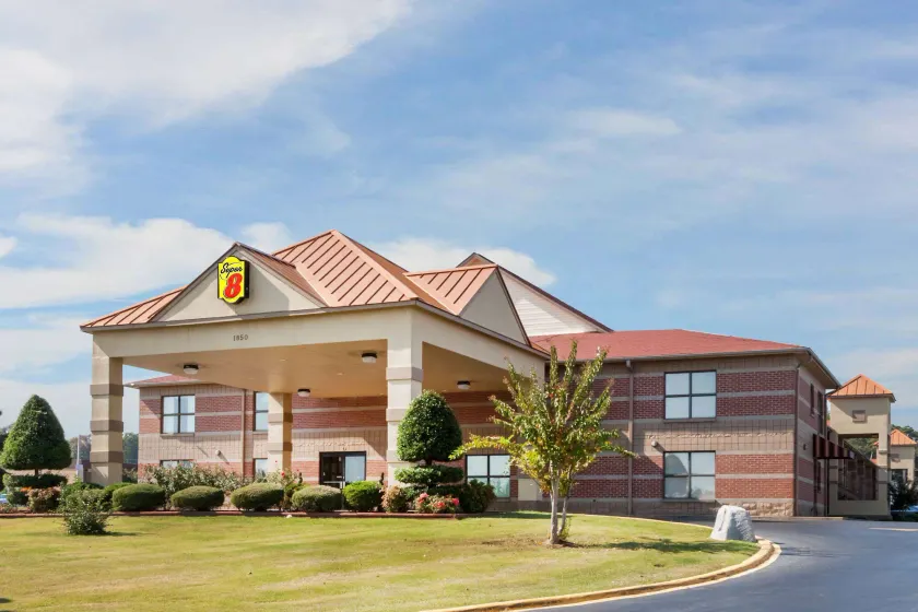 Super 8 by Wyndham Jacksonville AR - Image 1