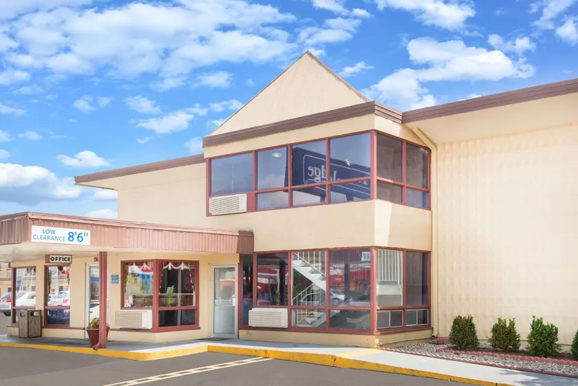 Travelodge by Wyndham Terre Haute - Image 1