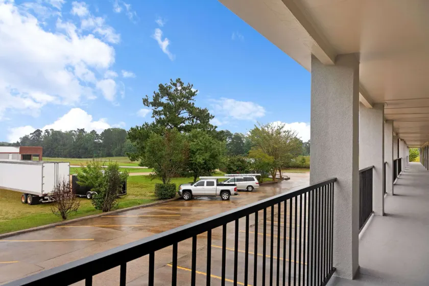 Super 8 by Wyndham Brookhaven - Image 1