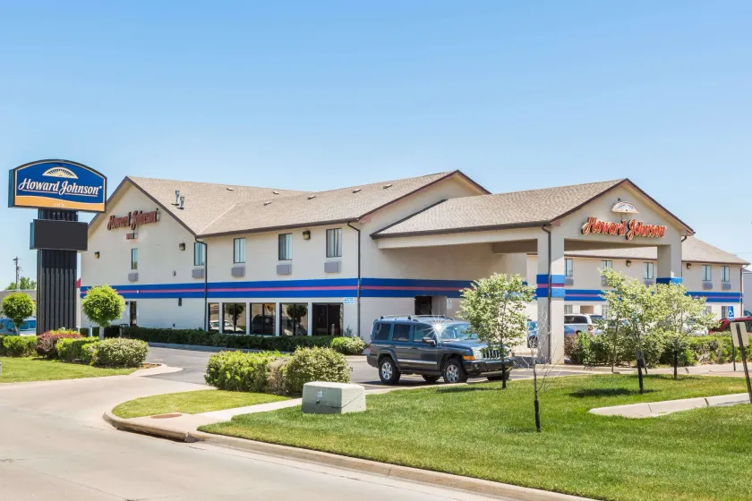 Howard Johnson by Wyndham Wichita Airport - Image 1