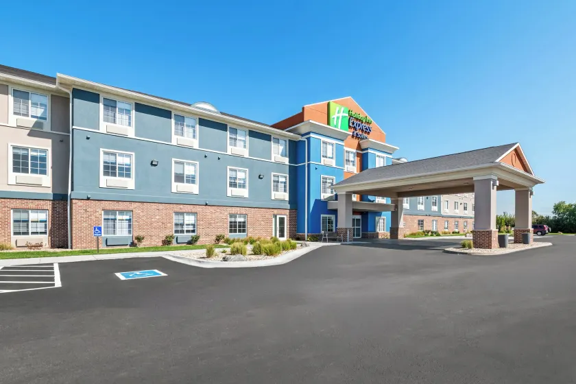 Holiday Inn Express Hotel & Suites Council Bluffs - Convention Center Area by IHG - Image 1