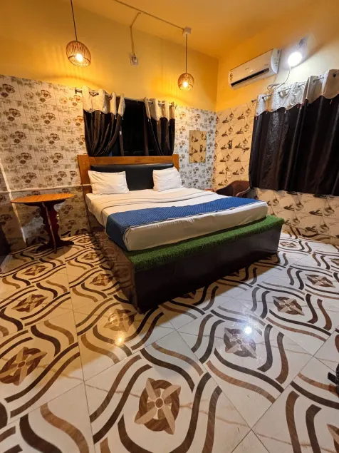 Plush hotels - Image 1
