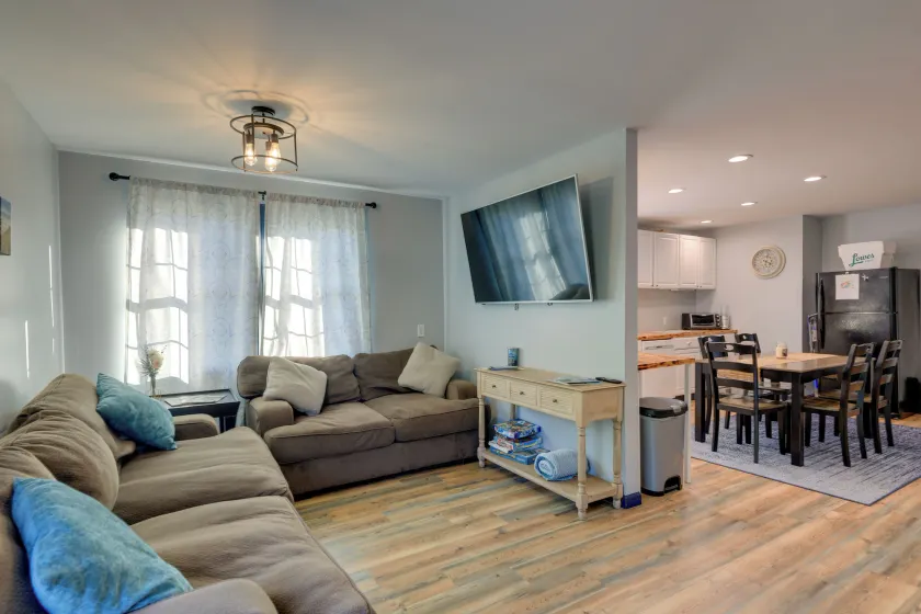 Walk to Fishing Pier, Newport Home w/ Deck! - Image 1