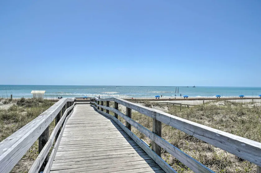 Calm Coastal Haven w/ 2 Balconies Near Beach - Intérieur