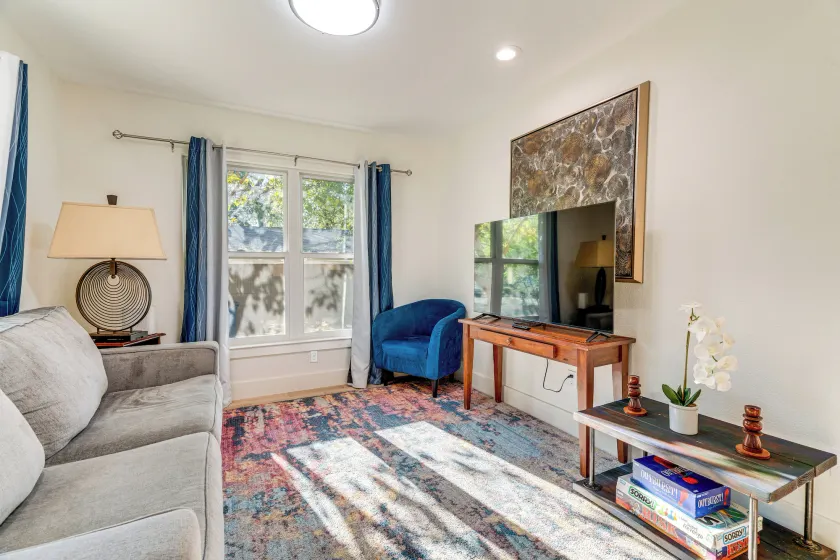 4 Mi to UT Austin: Bright & Modern Family Home - Image 1