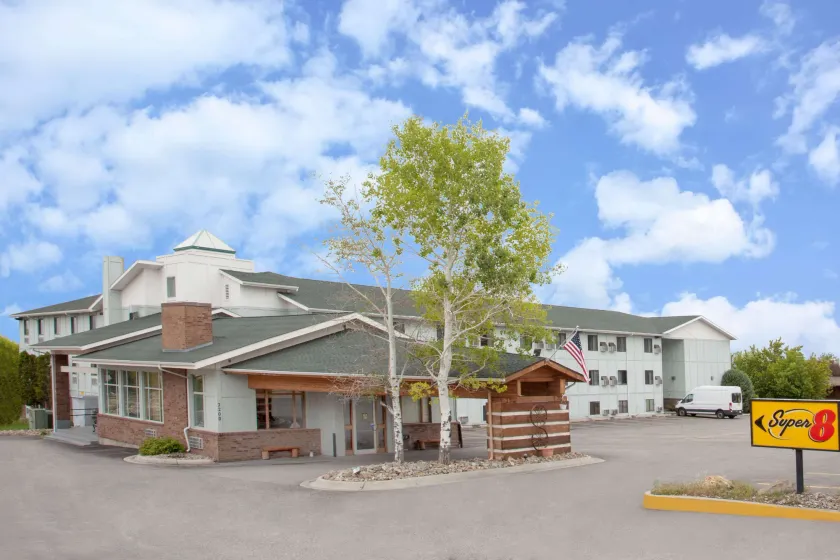 Super 8 by Wyndham Helena - Image 1