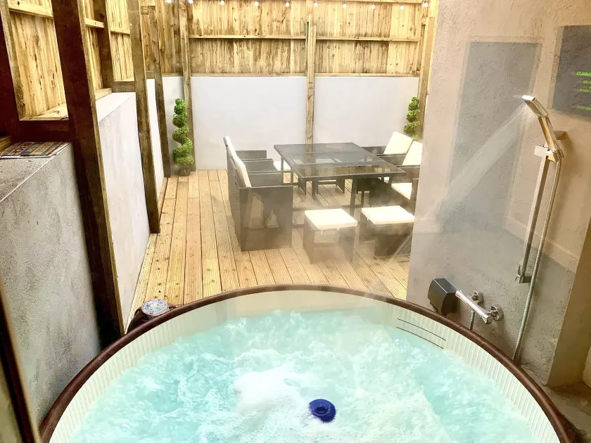 Victory hot tub house - Image 1