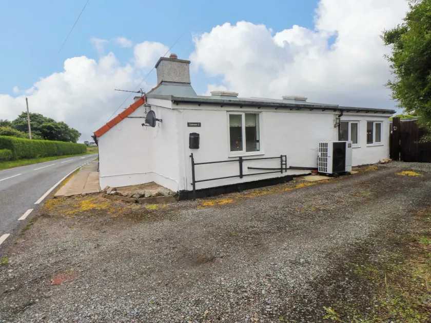 2 Llainwen - Image 1