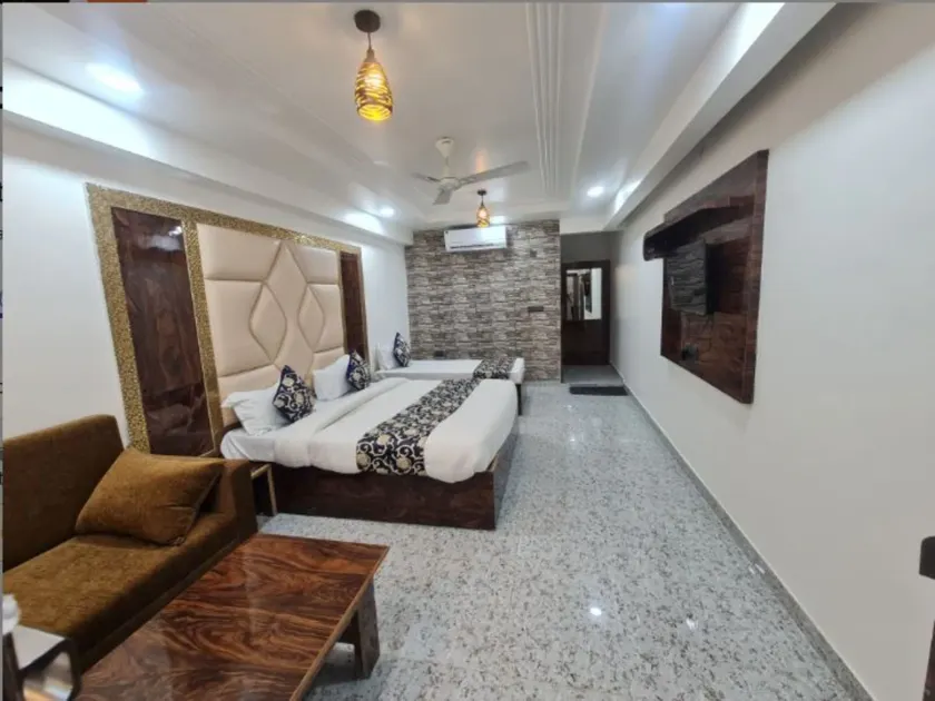 Hotel Vrindavan Palace - Image 1