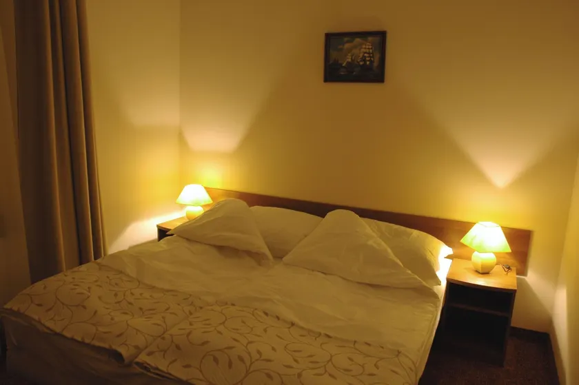 Grot Hotel - Image 1
