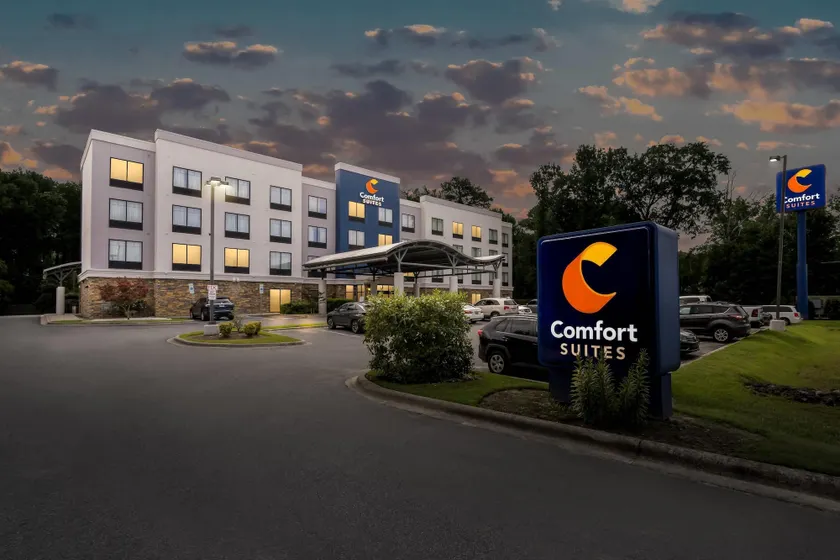 Comfort Suites New Bern near Cherry Point - Image 1