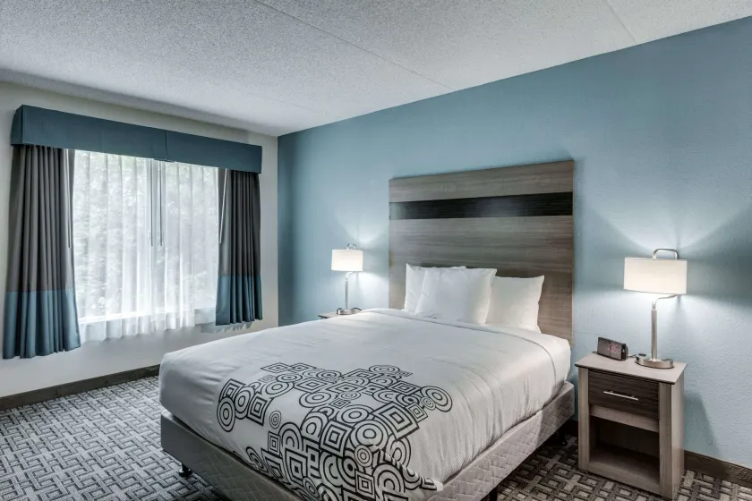 Days Inn & Suites by Wyndham Spokane - Image 1