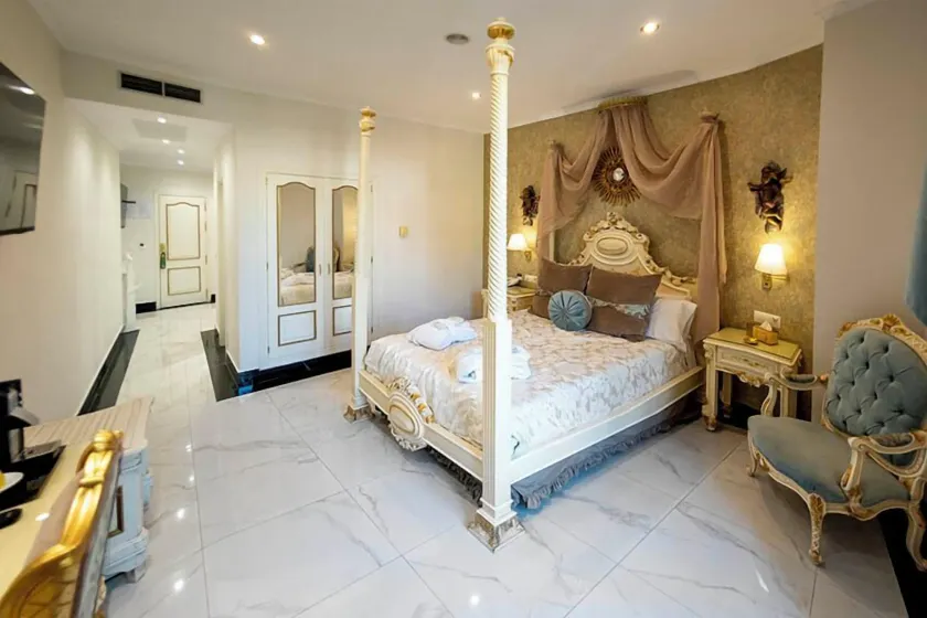 Adriano Boutique Sevilla - Image 1