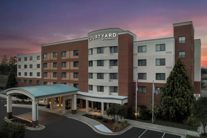 Courtyard Greensboro Airport - Image 1