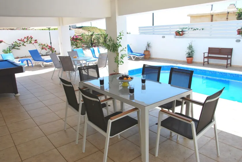 Serena villa - Kun 50m til havet, maleriske - roligt område, Paphos - Image 1