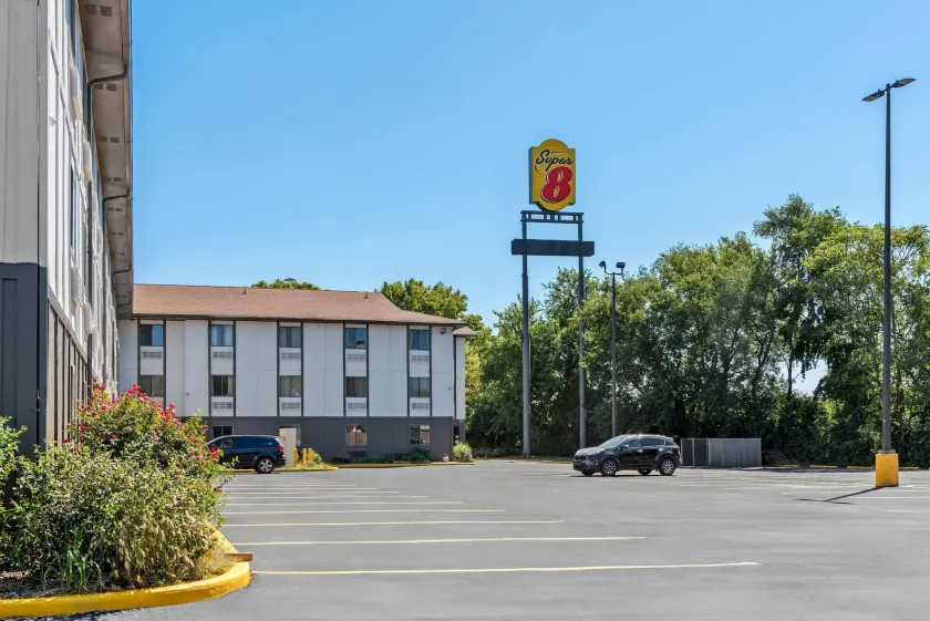 Super 8 by Wyndham Terre Haute - Image 1
