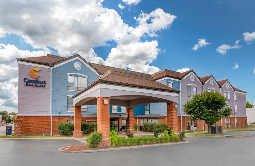Comfort Inn & Suites Saint Louis Lafayette Square - Image 1