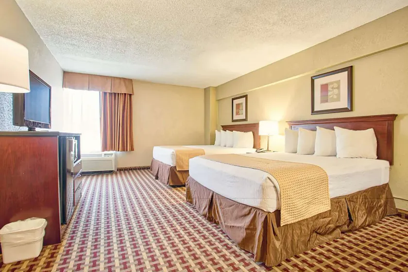 Days Inn & Suites by Wyndham Johnson City - Image 1