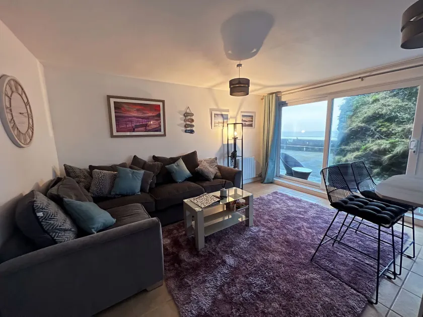 Beach Court Ground Floor - Cosy Apartment with Sea Views - Image 1