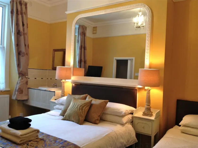 Melrose Guest House - Image 1