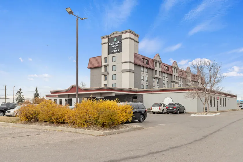 Emerald Hotel & Suites Calgary Airport - Image 1