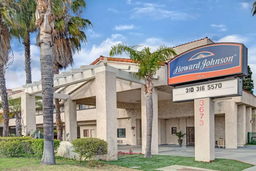 Howard Johnson by Wyndham Torrance - Image 1