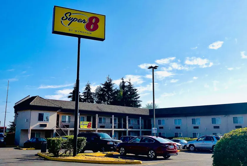 Super 8 by Wyndham Lynnwood - Image 1