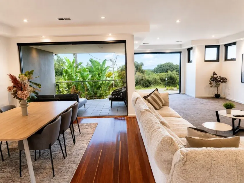 Melbourne Beachfront Residence with Panoramic Views - Image 1