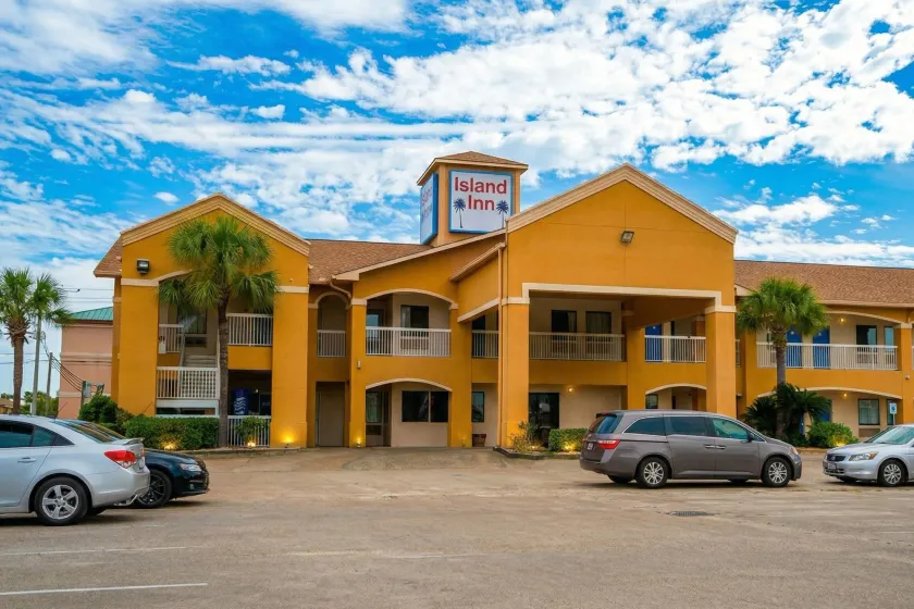 Island Inn By OYO Galveston Beach, TX - Image 1