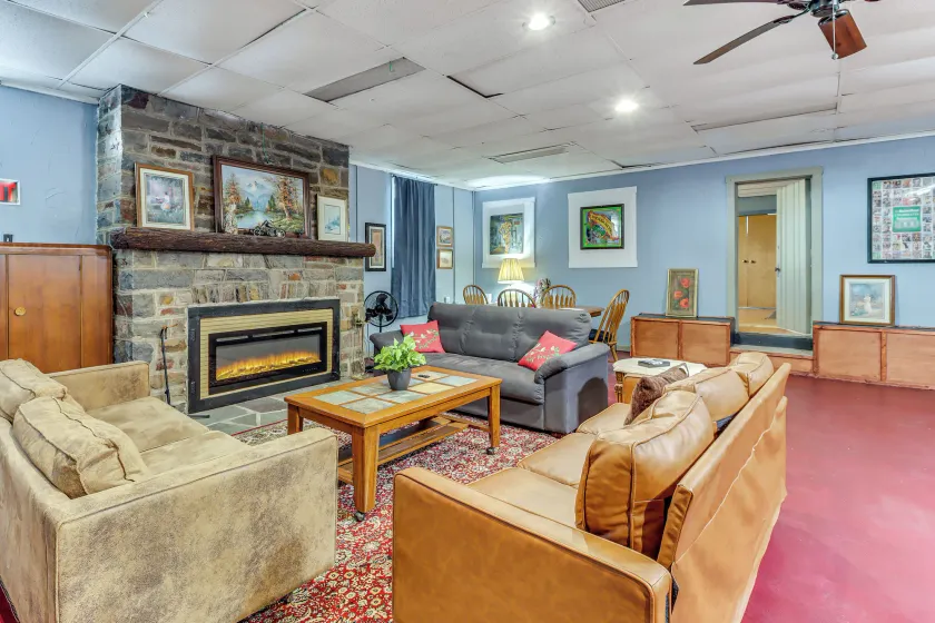 4 Mi to Mauch Chunk Lake: Spacious Apt w/ Bar! - Image 1