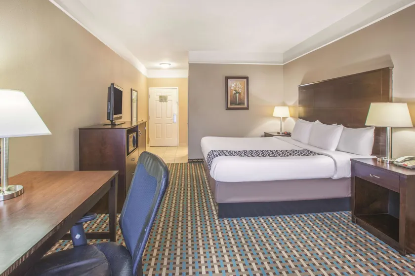 La Quinta by Wyndham Bay City - Image 1